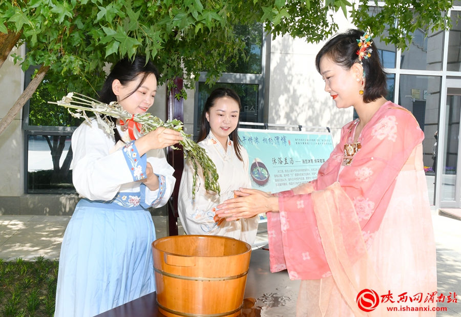 端午情浓 相约渭博 渭南市民在博物馆体验传统端午民俗（组图）