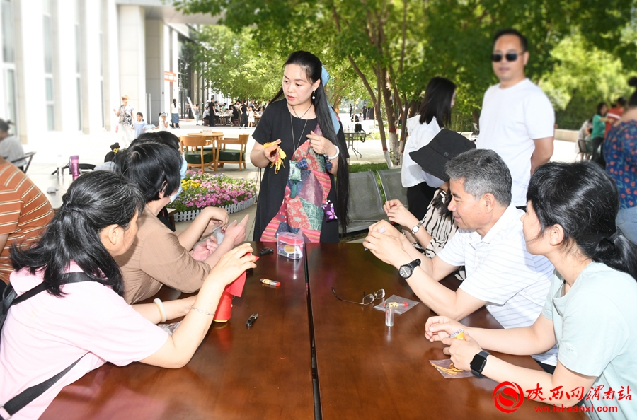 端午情浓 相约渭博 渭南市民在博物馆体验传统端午民俗（组图）